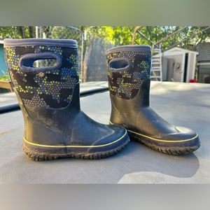 Youth grasp waterproof insulated rainboots.